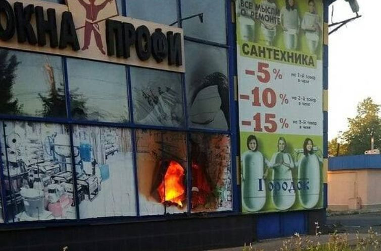 Масштабный пожар в Луганской области: горел супермаркет