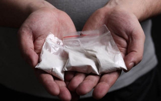 Продавали наркотики через мобільний додаток: копи затримали злочинців