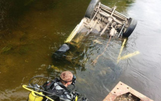 Смертельное ДТП под Черниговом: легковушка слетела с моста в реку