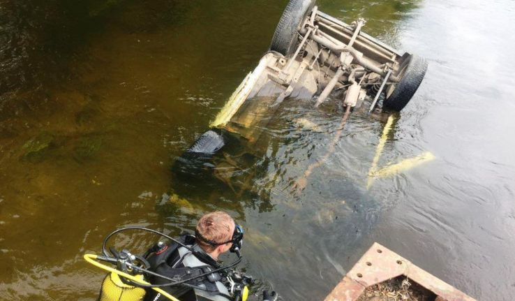 Смертельное ДТП под Черниговом: легковушка слетела с моста в реку