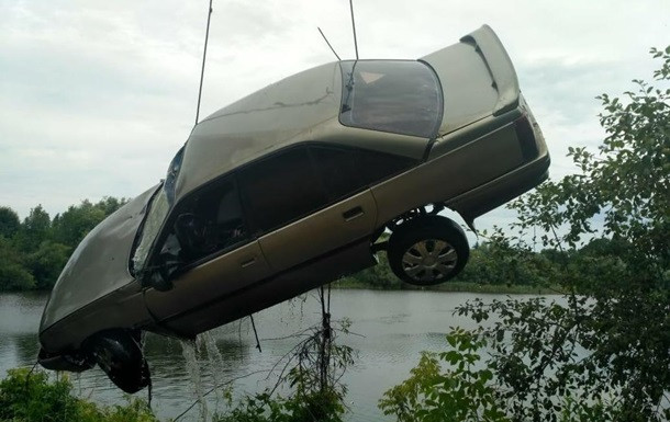 Пьяное ДТП под Винницей: Opel упал в озеро, погибли два человека