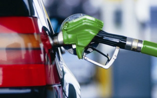 На столичних заправках стрімко дешевшає бензин