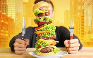 Почему люди переедают: назвали неожиданную причину