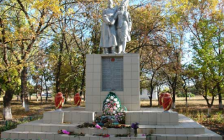 Под Харьковом вандалы разгромили памятник воинам-освободителям