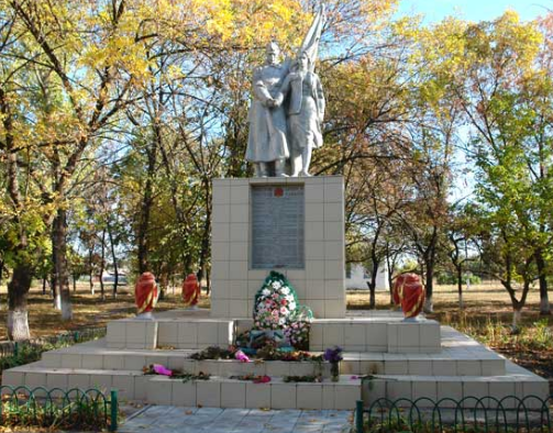 Под Харьковом вандалы разгромили памятник воинам-освободителям
