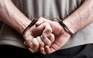 В Киеве пьяный водитель заехал во двор, разбил пять машин и пытался скрыться