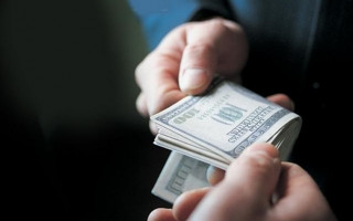 Вимагав 300 тисяч гривень: ДБР розслідує справу копа-хабарника