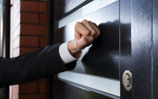 Вдерлися до квартири й побили господарку: зухвалим колекторам повідомили про підозру