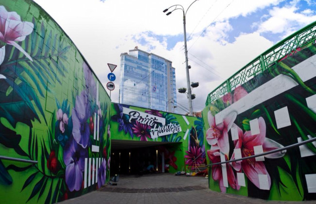 Киевлян впечатлили муралом в переходе: яркие фото