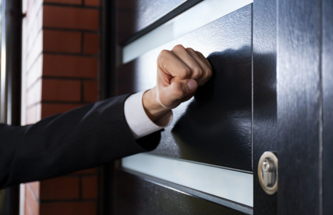 Вдерлися до квартири й побили господарку: зухвалим колекторам повідомили про підозру