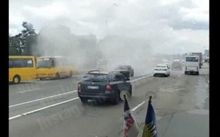 У Києві на ходу загорілася маршрутка, вражаюче відео