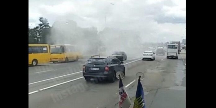 У Києві на ходу загорілася маршрутка, вражаюче відео