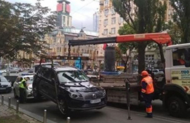 Автомобили киевлян начали массово эвакуировать: что происходит