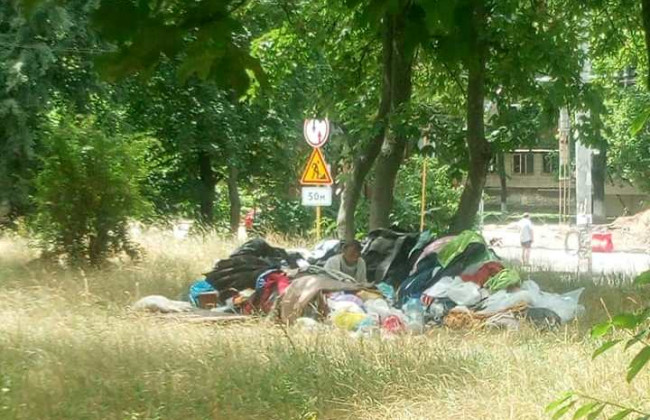 Облаштувала житло посеред вулиці: киян обурила безхатня особа