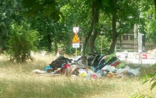 Облаштувала житло посеред вулиці: киян обурила безхатня особа