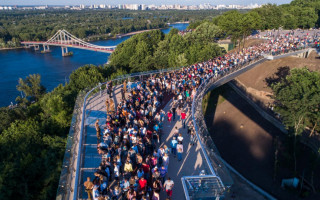Стеклянный мост в Киеве уже рушится: фото, видео