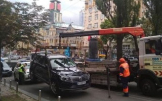 Автомобили киевлян начали массово эвакуировать: что происходит