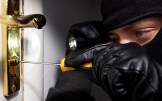 Крепят спички и рассыпают муку: как воры-домушники ищут жертву