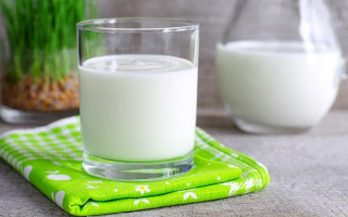 Чем опасен кефир на ночь: 5 причин