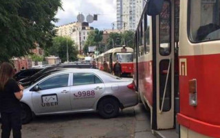 В Киеве горе-таксист парализовал движение трамваев