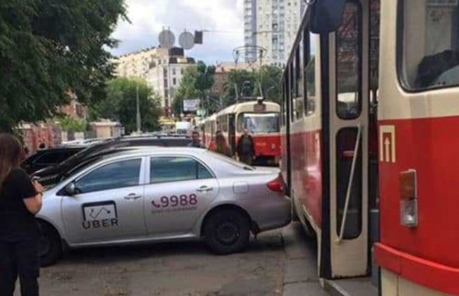 В Киеве горе-таксист парализовал движение трамваев