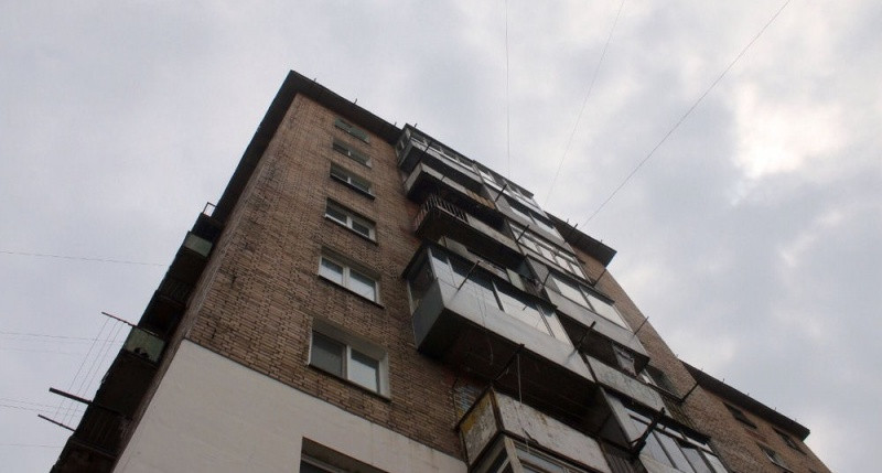 Трагедия в Житомире: женщина упала с балкона 8-го этажа