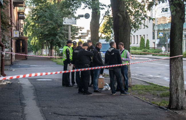 У Києві обстріляли будівлю відомого телеканалу: перші подробиці