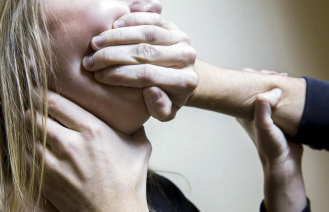 У столиці неадекват напав на дівчину: відео