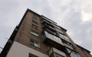 Трагедия в Житомире: женщина упала с балкона 8-го этажа