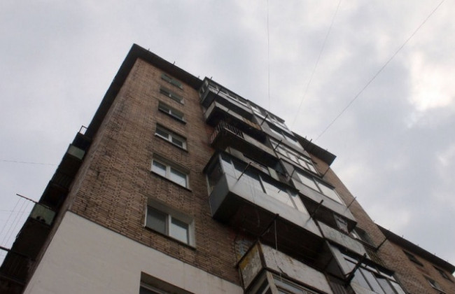Трагедия в Житомире: женщина упала с балкона 8-го этажа
