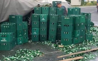 Вантажівка з пивом потрапила в ДТП під Києвом: перші подробиці