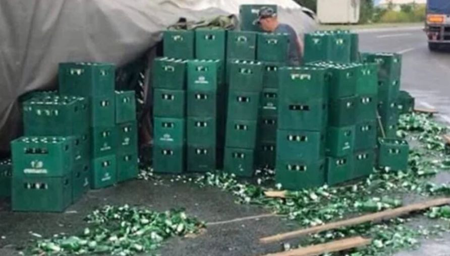 Вантажівка з пивом потрапила в ДТП під Києвом: перші подробиці