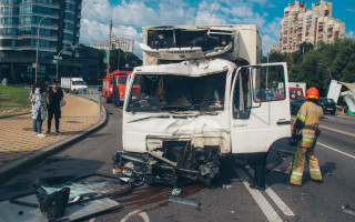 Отказали тормоза: в Киеве произошла масштабная авария с участием двух грузовиков