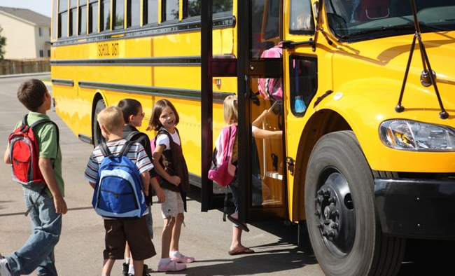 Киевские школьники смогут ездить в транспорте по льготам: что нужно знать