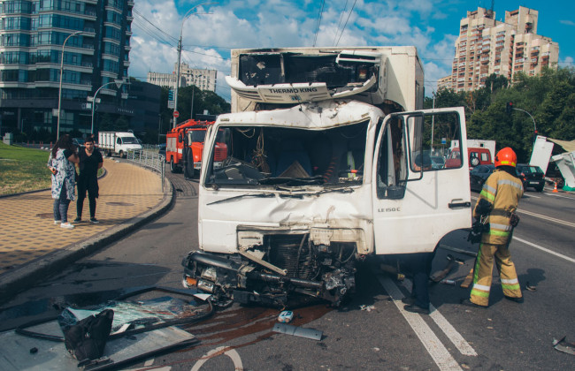 Отказали тормоза: в Киеве произошла масштабная авария с участием двух грузовиков