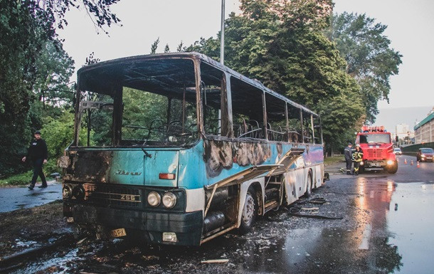 Сгорел дотла: неадекват поджег пассажирский автобус в Киеве