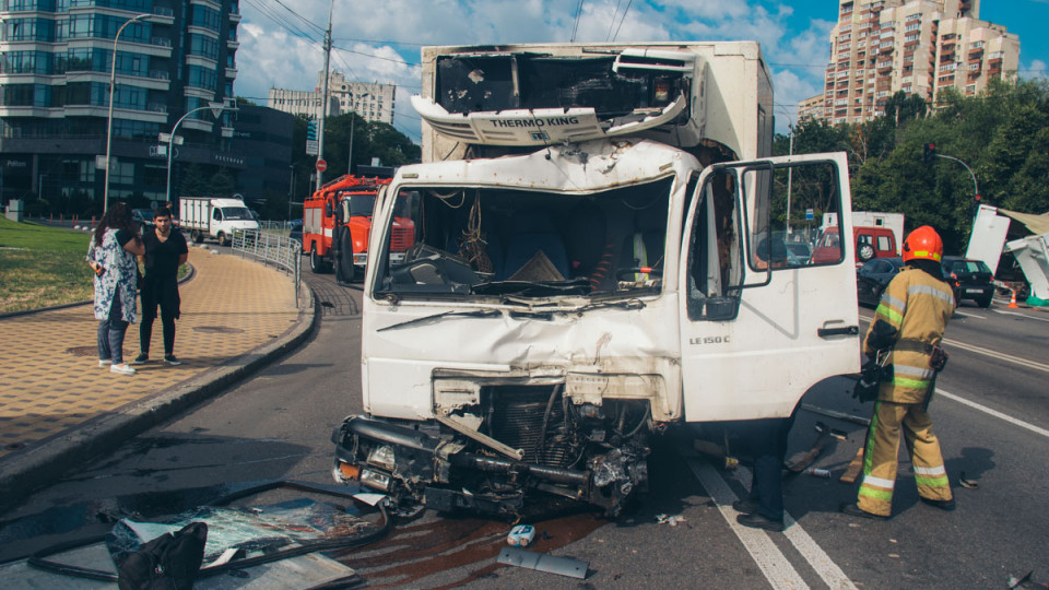 Отказали тормоза: в Киеве произошла масштабная авария с участием двух грузовиков
