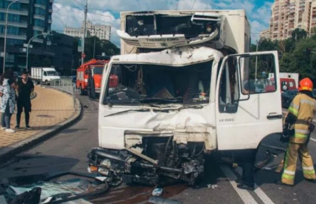 Отказали тормоза: в Киеве грузовик устроил ДТП