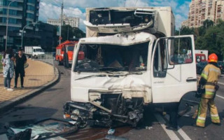 Отказали тормоза: в Киеве грузовик устроил ДТП
