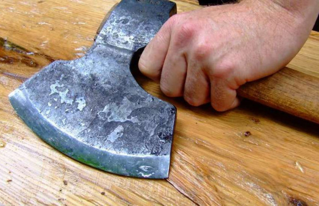 Трагедія на Київщині: чоловік зарубав сокирою власну дружину