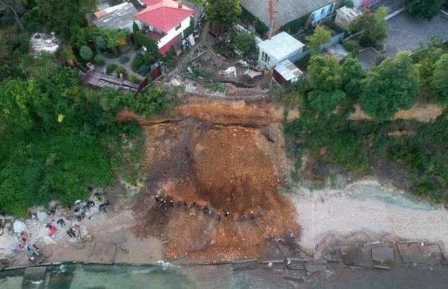 В Одессе оползень накрыл пляж: спасатели ищут под завалами людей