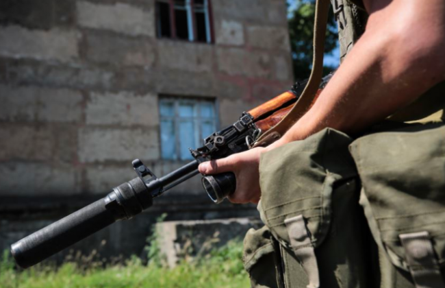 Боевики беспощадно обстреляли жилые дома под Донецком: фото