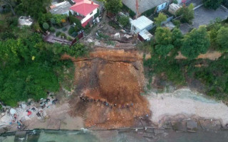 В Одессе оползень накрыл пляж: спасатели ищут под завалами людей
