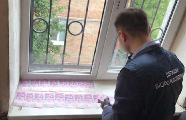 Погорів на хабарі в $1000: у Києві затримали поліцейського