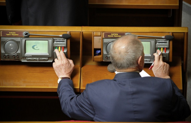 Кнопкодавство в парламенте: рабочие места нардепов оборудуют сенсорными кнопками