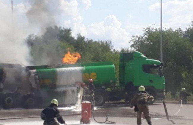 ЧП в Запорожье: на заправке загорелся бензовоз с топливом