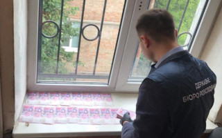 Погорів на хабарі в $1000: у Києві затримали поліцейського