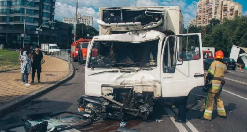 Отказали тормоза: в Киеве грузовик устроил ДТП