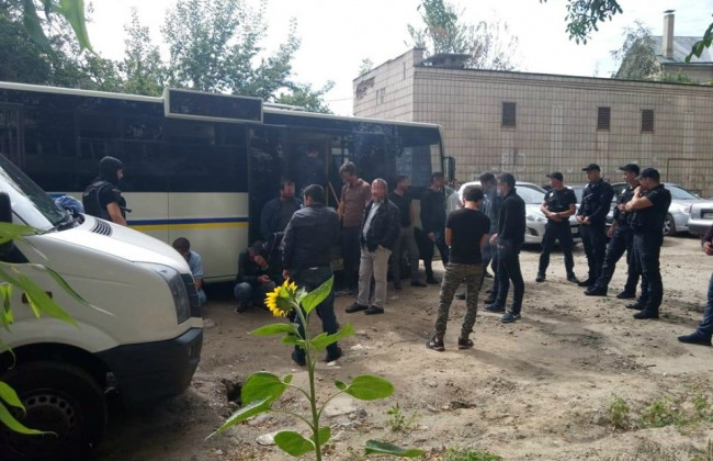 На столичному ринку «Троєщина» виявили 26 неврегульованих мігрантів