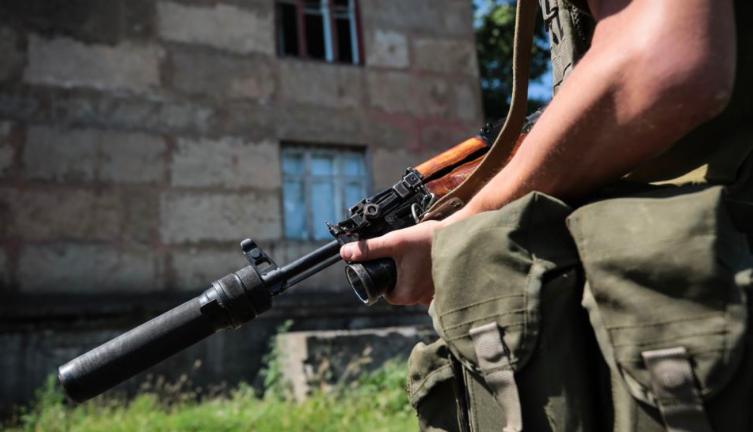 Боевики беспощадно обстреляли жилые дома под Донецком: фото